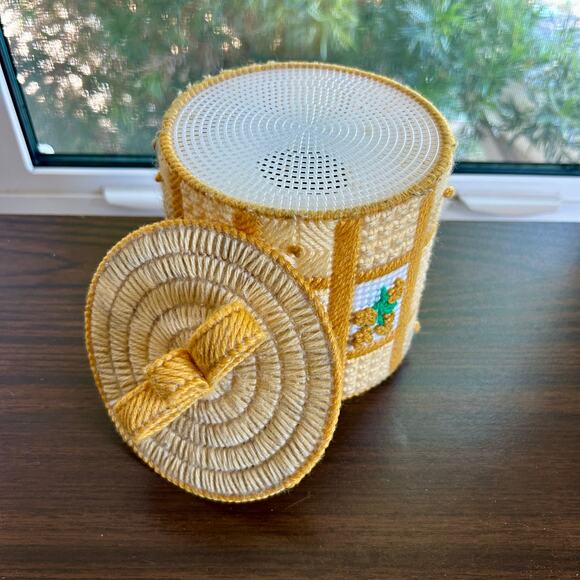 Vintage 1970s Toilet Paper Holder – Handmade Plastic Canvas Yarn Cover with Lid - Picture 6 of 9